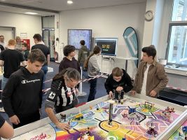 Premiere: Robotics-AG des ASG stellt sich der First Lego League Challenge